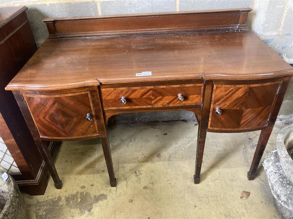 An Edwardian mahogany and satinwood banded shaped front dressing table, width 120cm, depth 58cm, height 84cm together with a green leat
